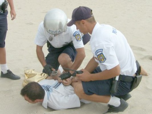 Tinerii care au tâlhărit o femeie pe plajă au fost arestaţi